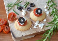 Parmesan-Rosmarin-Taler mit geschmorter Kirschtomate und Feta