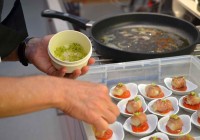 Garnieren der Jakobsmuschelsaltimboccas