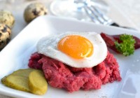 Labskaus mit Wachtel-Spiegelei