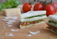Sandwich mit Parmaschinken, Basilikumpesto, Tomate und Rucola