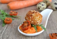 Sesam-Wachtelei auf Karottensalat mit Ofentomate