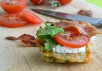 Maisfritter mit Tomate, Rucola und Bacon